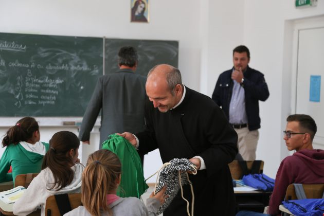 400 de elevi din șase sate de la marginea județului Sibiu au primit rechizite școlare
