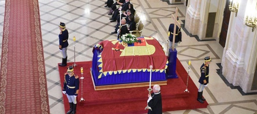 Funeraliile Reginei Ana. Ultimele omagii,  în Piaţa Palatului din Bucureşti, urmate de înmormântarea de la Curtea de Argeş