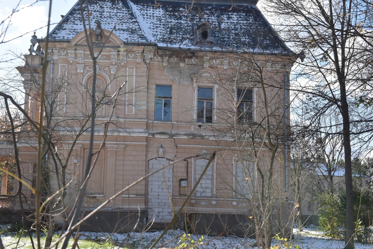 Reședința mitropoliților nu va mai fi monument istoric. O latură s-a fisurat în două