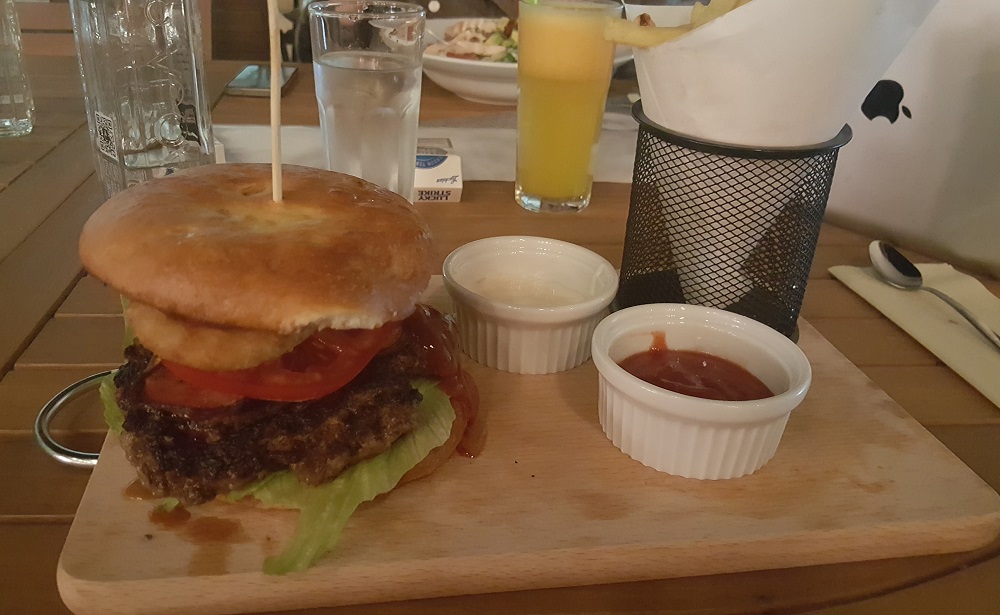 Patronatele estimează că încasările restaurantelor au scăzut cu până la 80%
