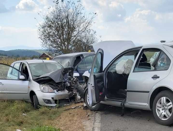 Trei șoferi răniți într-un accident lângă Cornățel