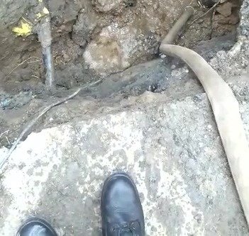 Avarie la o conductă de apă în Copșa Mică: pierdere de 200 metri cubi pe zi. Primăria: „Lucrările vor fi doar săptămâna viitoare”