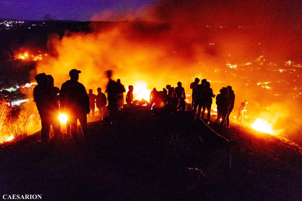 Mătăuzele: Dealurile comunei Sadu au luat foc sub supravegherea pompierilor