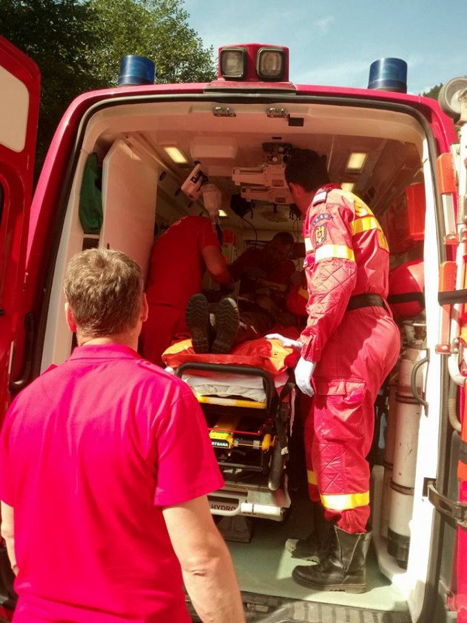 Copil de 10 ani, lovit de o mașină, la Gura Râului