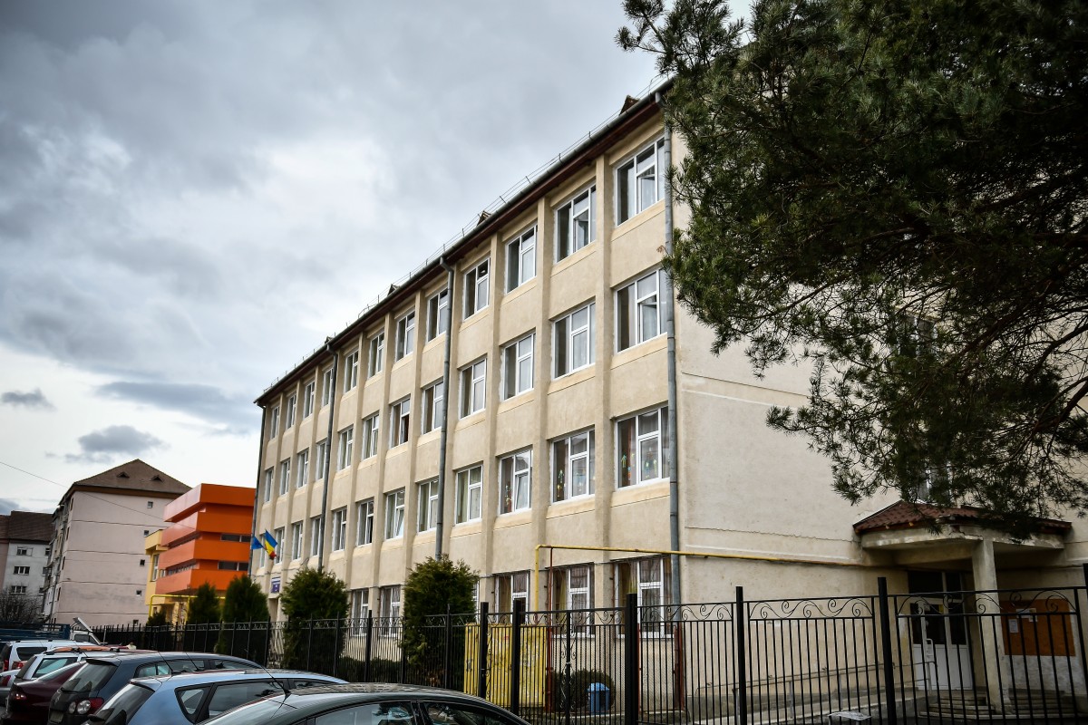 S-a semnat contractul pentru eficientizarea energetică a școlii gimnaziale nr. 1 din cartierul Ștrand