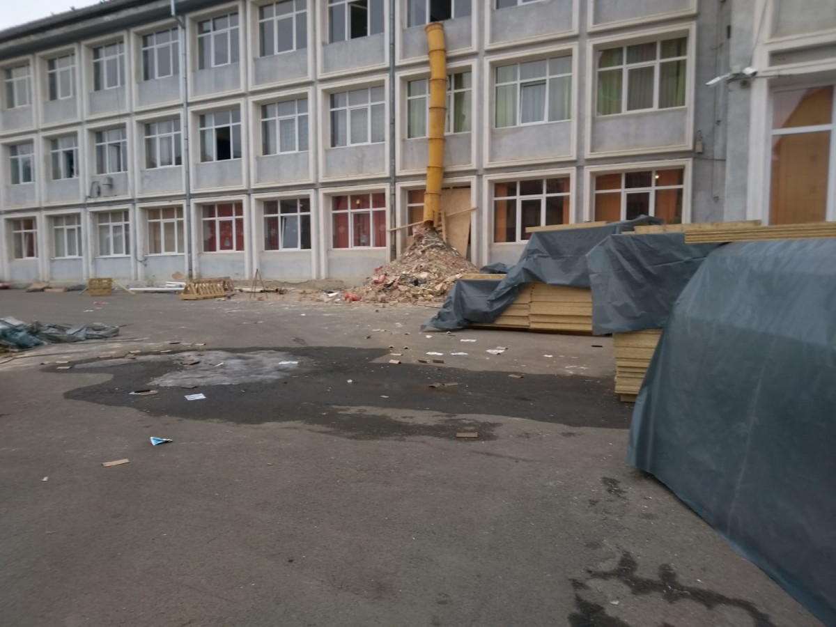 Părinții și învățătorii de la Școala 21 reclamă nereguli pe șantier care pun copiii în pericol