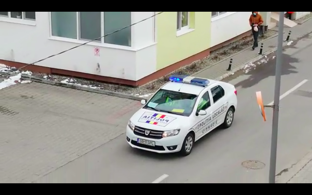 Polițiștii și jandarmii sibieni patrulează și transmit mesaje prin megafon. „Stați în case” VIDEO