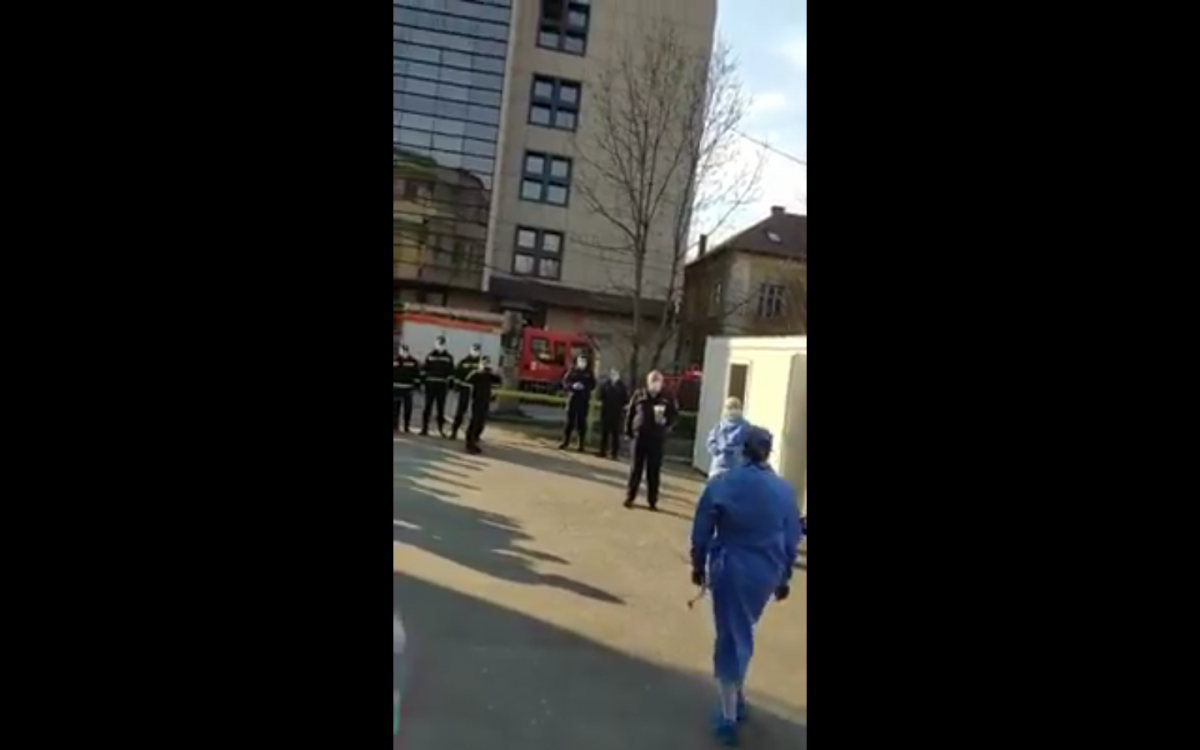 VIDEO Pompierii sibieni au dus flori asistentei „hulite” de vecini și colegelor ei: „sunt oameni care urlă, care jignesc”