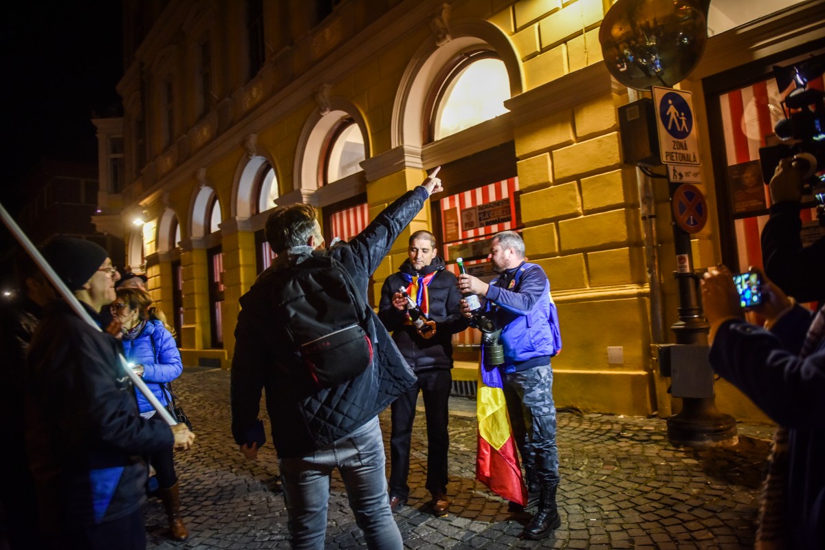 După alegeri. 25 de protestatari, în fața sediului PSD Sibiu: ”Veorica! Veorica!”