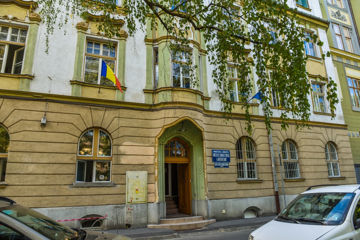 Cei care hăituiesc ”covidul”. Și dau de drame, bișniță ori canale înfundate