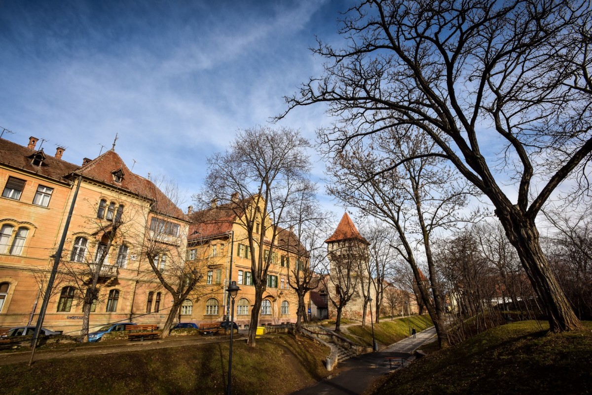 Parcarea de lângă zidul Cetății se închide pentru câteva zile