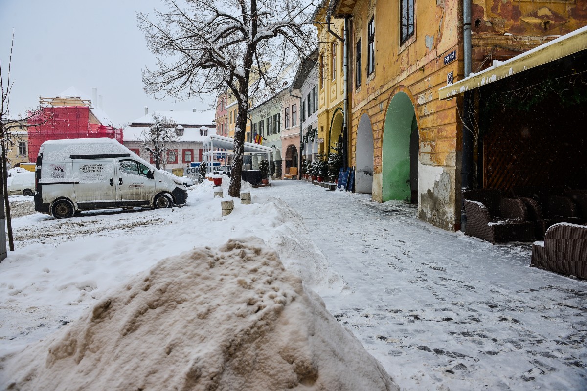 Primăria a lansat noua licitație pentru deszăpezirea Sibiului: mai mulți bani, mai puține utilaje cerute