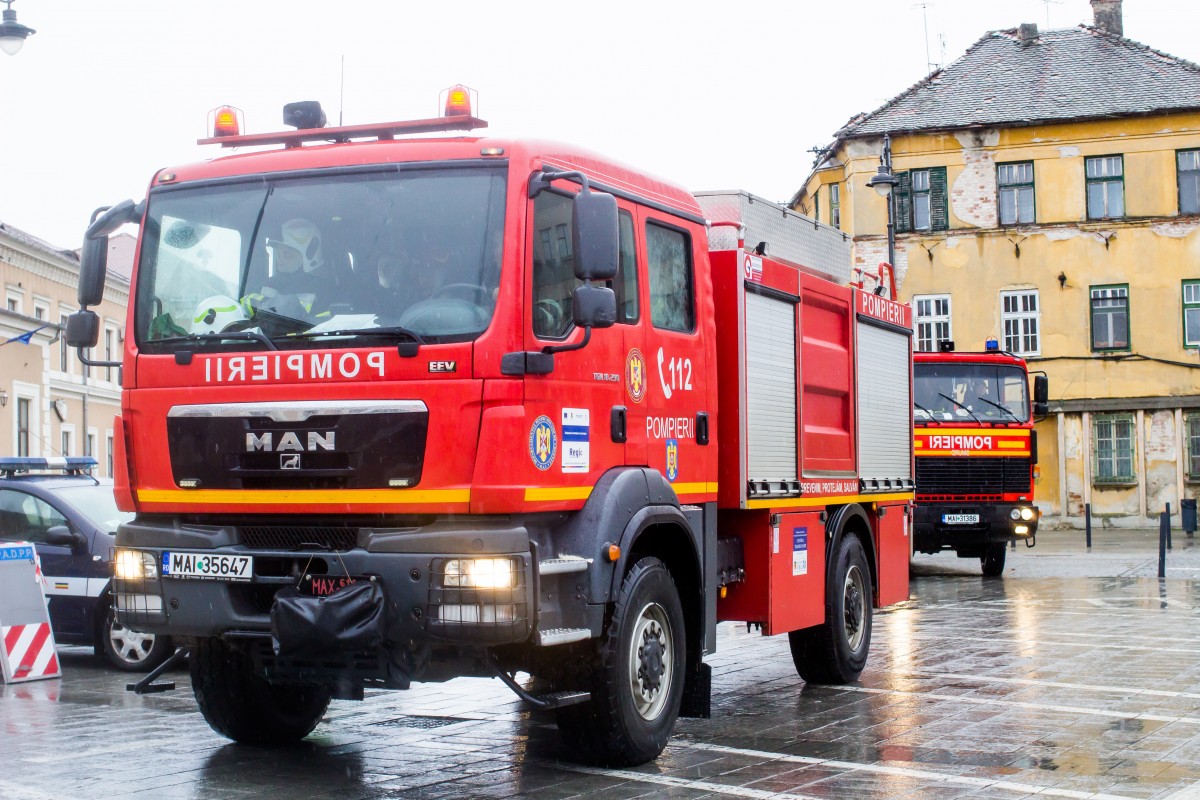 Incendiu de vegetație pe DN1, la Veștem. Circulați cu viteză redusă