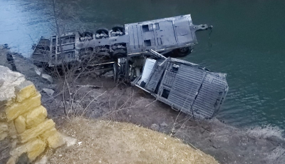 Accident pe Valea Oltului. Un TIR încărcat cu opt mașini a sărit în Olt