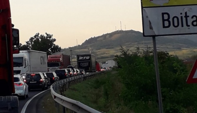 Sensul de mers dinspre Vâlcea e blocat. O remorcă a rămas fără roți...