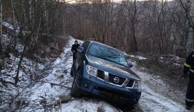 Turist blocat pe un drum forestier, după ce GPS-ul l-a dus pe „drumul cel mai scurt”