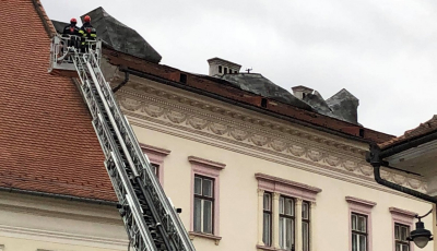 Primele probleme din cauza vântului. Tablă desprinsă de pe acoperiș, în Piața Mare și lame antiorbire căzute pe A1