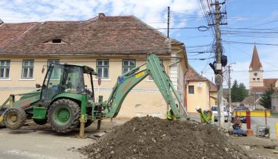 Lucrări de remediere a unei avarii a conductei de distribuție apă potabilă, pe strada Măgurii din Cisnădie