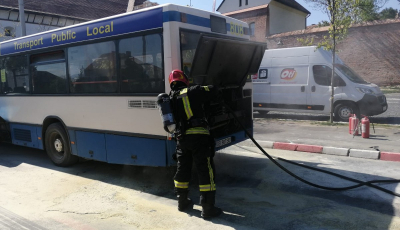 Motorul unui autobuz a luat foc, pe bulevardul Corneliu Coposu