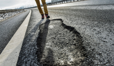 Autostrada italienilor a cedat din nou. Iar gerul și sarea au înmulțit gropile | Foto și video