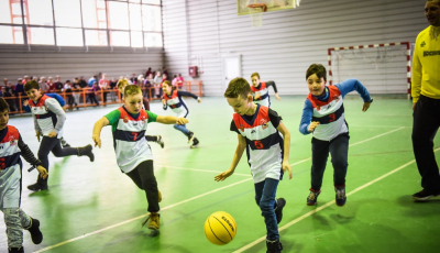 FOTO | Promovarea baschetului în școlile sibiene. „Aceste acțiuni sunt foarte importante pentru copii”