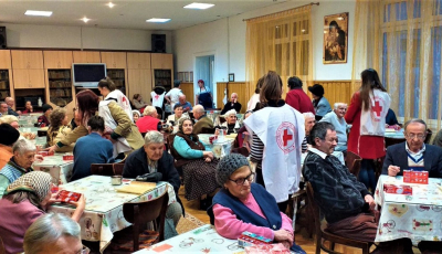 Voluntarii Crucii Roșii au împărțit mărțișoare și zâmbete bătrânilor din cămin