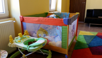 Mamă la 15 ani, trăiește cu fetița la Prichindelul. Dramele din centrul Sibiului
