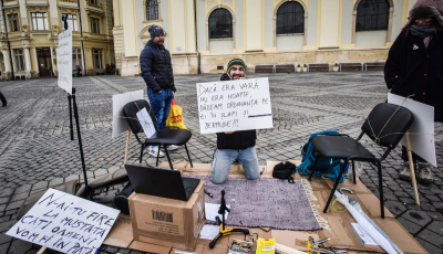 Un artist și-a amenajat spațiul de lucru în Piața Mare: ”Pașnic și cinstit cer demisia acestui guvern” | Foto și video