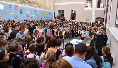 Anul școlar a început la Sibiu după tot tipicul: preot, pompier, polițist, inspector și sunet slab