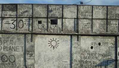Când ai scris ultima oară pe un zid? Perjovschi invită sibienii să scrie pe zidul orizontal