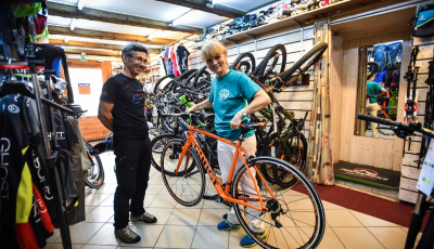 Micile afaceri. De 23 de ani, familia Voinescu vinde biciclete și echipamente sportive