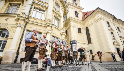 Sibienii au dansat pe muzică austriacă în fața Primăriei. Zilele Culturii Austriece s-au încheiat