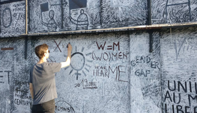 Foto - Mesajele sibienilor despre feminism și sexism de pe zidul lui Perjovschi