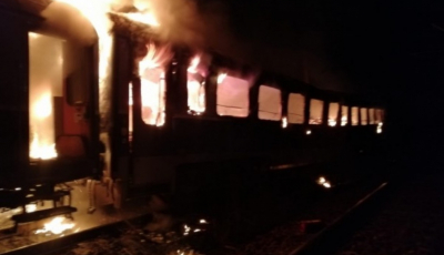 Personalul Brașov – Mediaș a luat foc. O persoană a murit într-un vagon cuprins de flăcări
