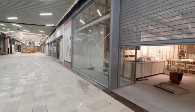 FOTO În primul mall al Sibiului a început amenajarea magazinelor la interior. ”În ultima săptămână se mai face doar curățenie”