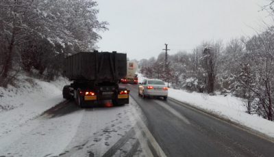 Camion derapat pe Hula Bradului. Trafic alternativ