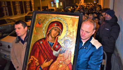 Sute de sibieni, în procesiune prin Sibiu după Icoana Maicii Domnului, ”făcătoare de minuni”