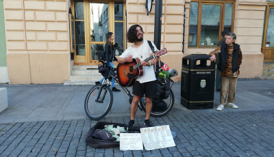 Un trubadur se plimbă prin Europa cu bicicleta. A cântat câteva zile și prin Sibiu FOTO VIDEO