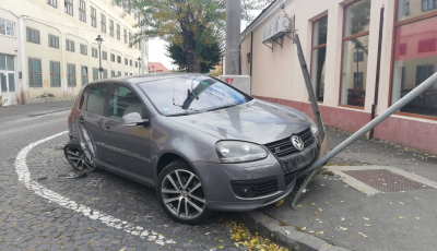 Mașină proiectată într-un stâlp, aproape de Piața Cibin, de un șofer neatent