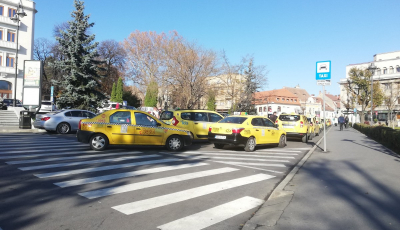Taximetriștii opresc unde vor, Poliția îi amendează, ei ridică din umeri. ”Ne înjură șoferii, dar nu avem ce face”