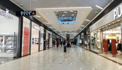Angajații de la parterul noului mall lucrează în frig. „Ni se tot promite că se rezolvă, dar nu se schimbă nimic”