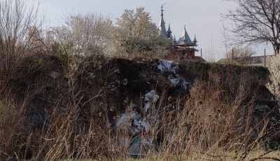 FOTO Malurile Cibinului, inundate de gunoaie. Nu pot fi strânse, pentru că proprietarii terenurilor din jur sunt în carantină