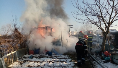 O femeie a suferit arsuri de gradul 1 și 2 într-un incendiu