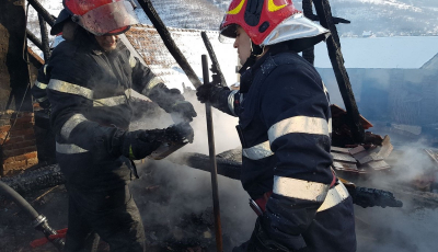 Acoperișul unei case a luat foc, în Fofeldea. Se intervine cu 3 autospeciale