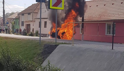 Mașină distrusă de flăcări, în Șeica Mare