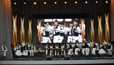Junii Sibiului încheie Festivalul „Ioan Macrea” cu un spectacol care prezintă „firul vieții”