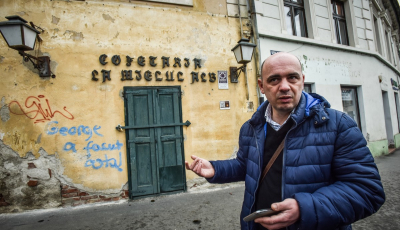 La Mielu' Alb și prezentul negru. Camere pe Booking, cu o fațadă jalnică