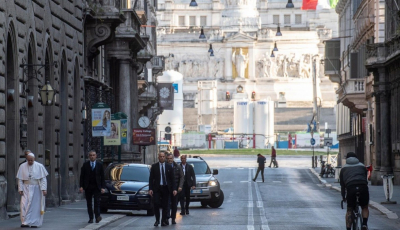Papa, pe jos pe străzile pustii ale Romei, pentru a se ruga pentru sfârșitul pandemiei