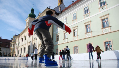 Ce facem în weekend? Mâncăm pizza, patinăm și mergem la teatru