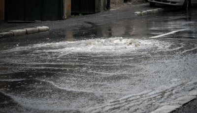 Principala conductă de apă din vestul Sibiului s-a spart, apa a inundat strada